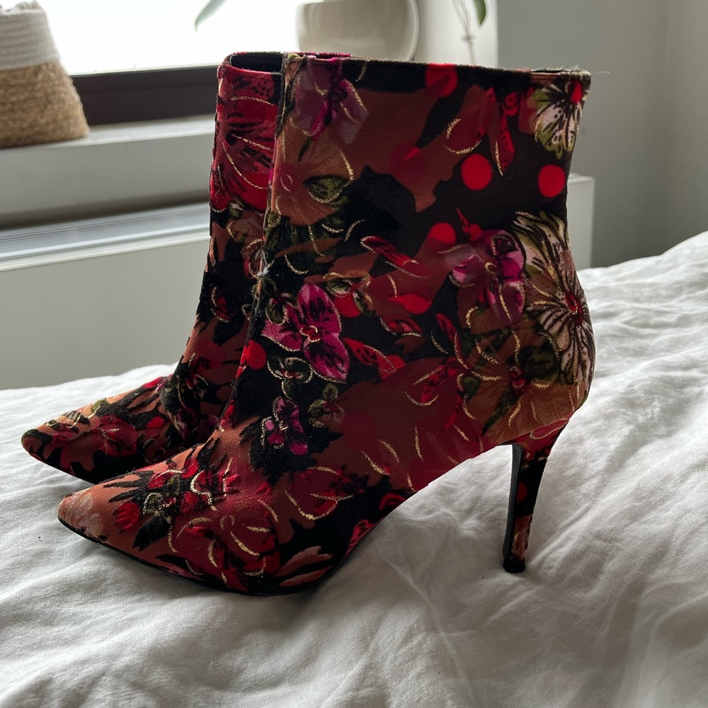 Steve Madden velvet print booties. Size 6.5